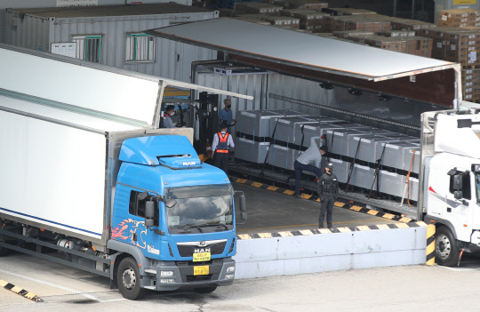 우리 정부가 미국 제약사 화이자와 직접 계약한 코로나19 백신이 추가로 들어온 22일 인천국제공항 화물터미널에서 관계자들이 백신을 수송차량으로 옮기고 있다. <인천=연합뉴스>